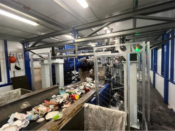 L-Labs представила робота с ИИ для сортировки отходов